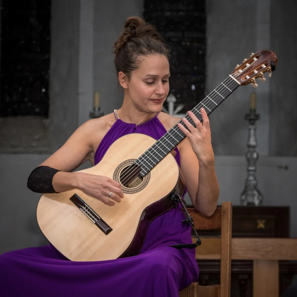 Leonora Spangenburger at Siccas Guitars