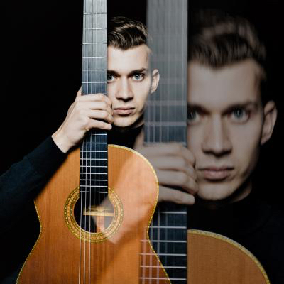Duo Siqueira Lima plays Tico Tico, one guitar, 4 hands